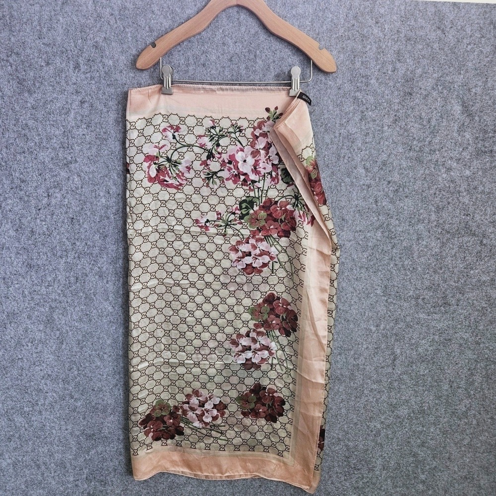 Gucci GG Monogram Geranium Floral Silk Scarf Peach Pink Made in Italy 35x35